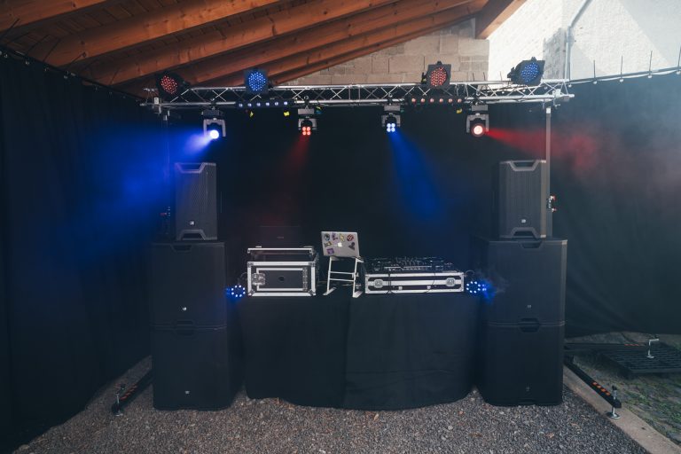Veranstaltungstechnik DJ-Ausrüstung mit Lautsprechern und Lichtern in einem geschlossenen Raum.